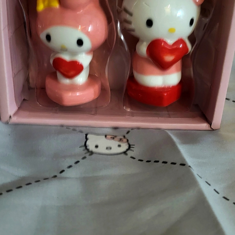 Hello kitty salt and pepper shakers